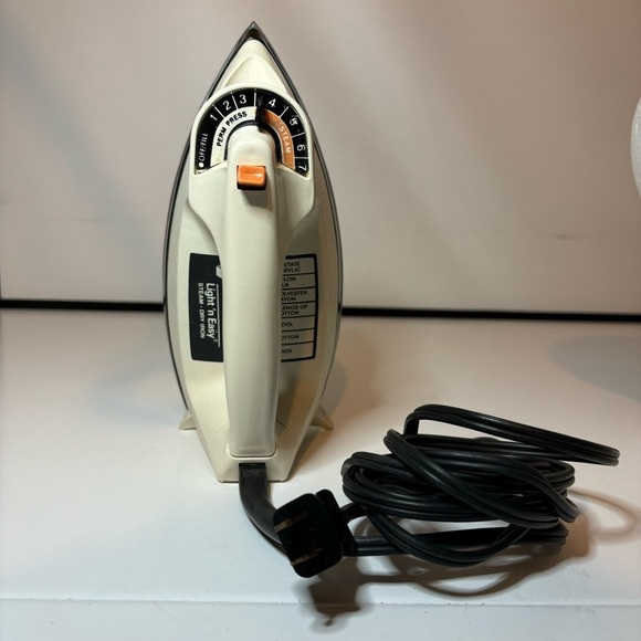 Vintage Black and Decker Light N Easy Steam and Dry Iron Tested Working VTG F383 - Picture 1 of 9